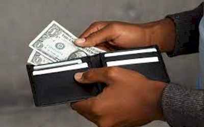 Tingkat Konsumsi Masyarakat Meningkat, Harga Emas Terkoreksi