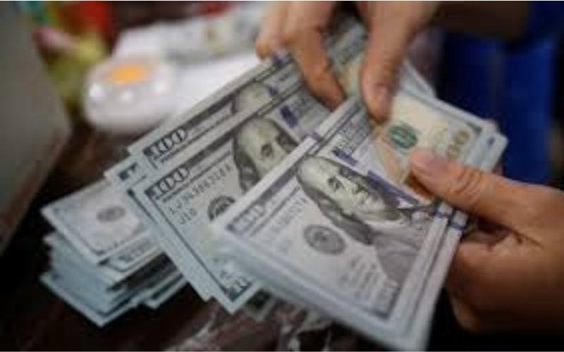 Dollar Amerika Melemah, Emas Kembali Menguat