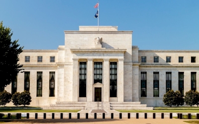 Powell Sinyal Pelonggaran Suku Bunga, Emas Meroket ke Level Tertinggi