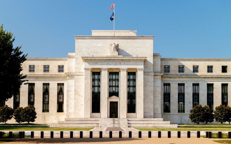 Powell Sinyal Pelonggaran Suku Bunga, Emas Meroket ke Level Tertinggi