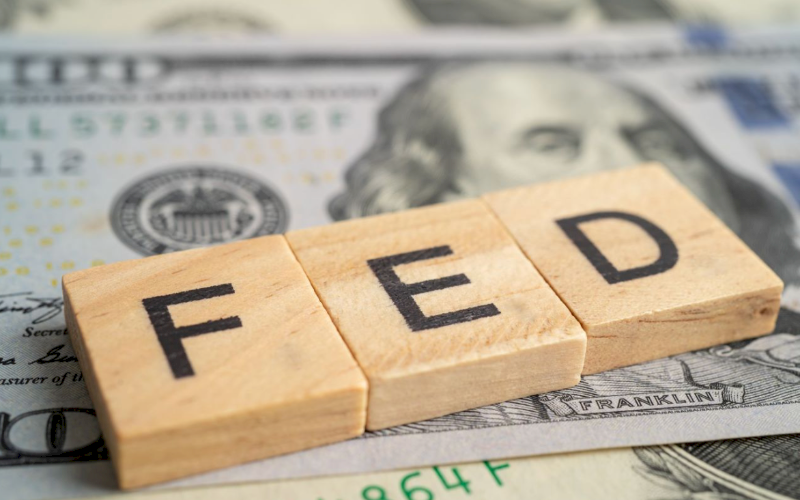 Dolar Menguat, Emas Melemah di Tengah Antisipasi Keputusan Fed