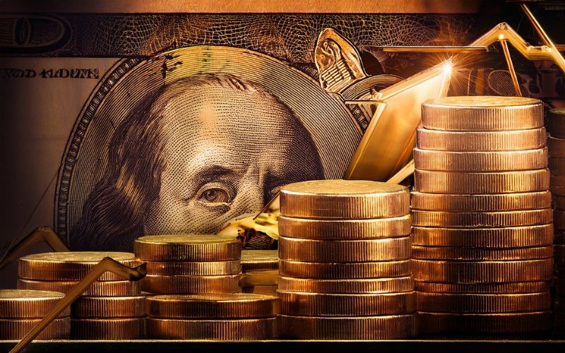 Emas Pulih Setelah Koreksi: Inflasi Melambat dan Dolar Tertekan